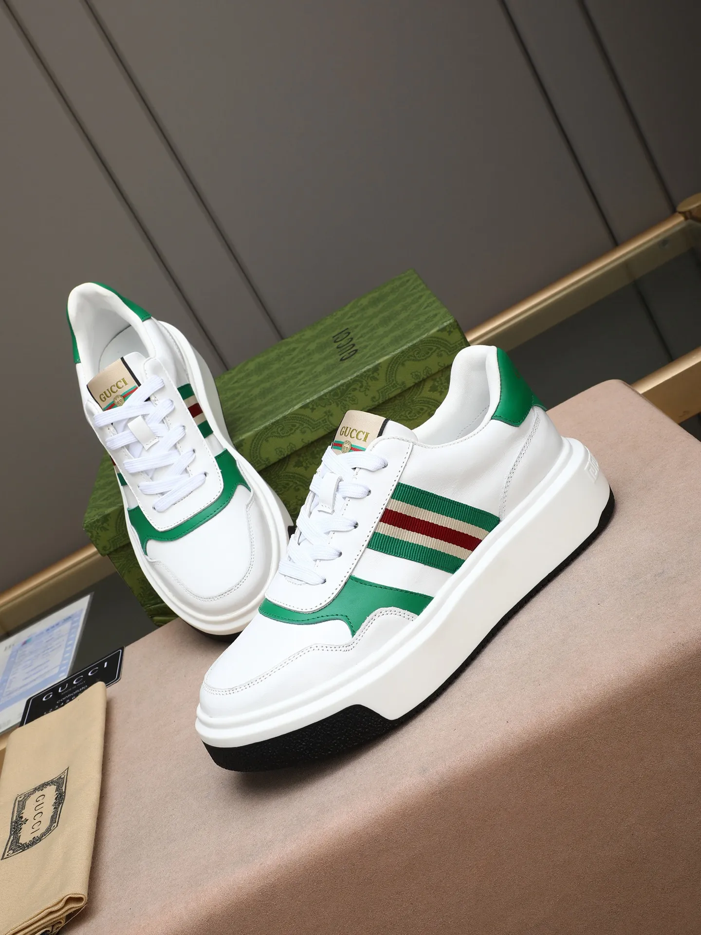 Men's shoes 💰480 New men's shoes GUCCI Fashion trend Made of first-layer calfskin ➕ washed sheep lining! The foot feels super comfortable and the workmanship is impeccable. Foam ultra-light outsole, size: 38-44 (45 customized) 3 colors to choose from!